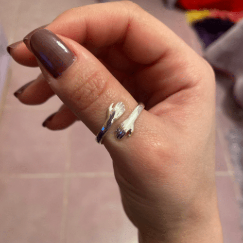 Strieborný prsteň v tvare objatia photo review